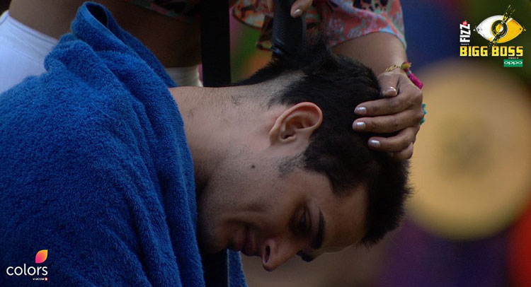 Bigg Boss 11: घर में दिखी दोस्ती की मिसाल, प्रियांक हुए गंजे तो वहीं लव ने माथे पर लिखवाया Zero Bigg Boss 11: घर में दिखी दोस्ती की मिसाल, प्रियांक हुए गंजे तो वहीं लव ने माथे पर लिखवाया Zero