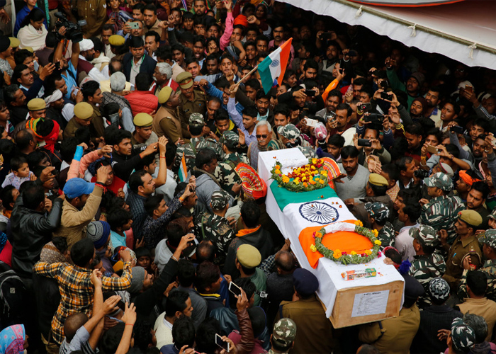 Pulwama Attack: CRPF के शहीदों को देश ने किया सलाम, लिखा हम नहीं भूलेंगे-हम नहीं माफ करेंगे, देखें तस्वीरें Pulwama Attack: CRPF के शहीदों को देश ने किया सलाम, लिखा हम नहीं भूलेंगे-हम नहीं माफ करेंगे, देखें तस्वीरें