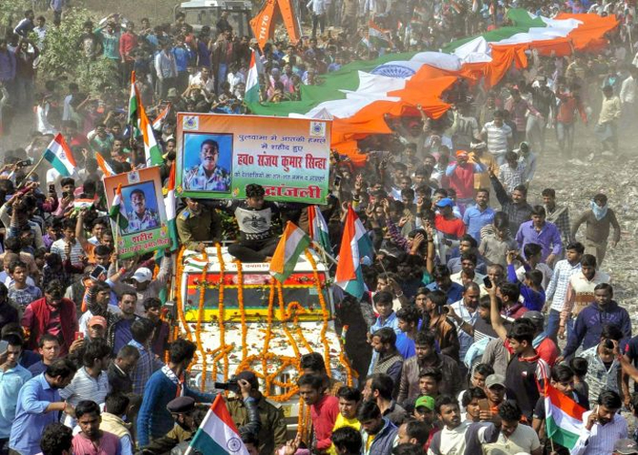 Pulwama Attack: CRPF के शहीदों को देश ने किया सलाम, लिखा हम नहीं भूलेंगे-हम नहीं माफ करेंगे, देखें तस्वीरें Pulwama Attack: CRPF के शहीदों को देश ने किया सलाम, लिखा हम नहीं भूलेंगे-हम नहीं माफ करेंगे, देखें तस्वीरें