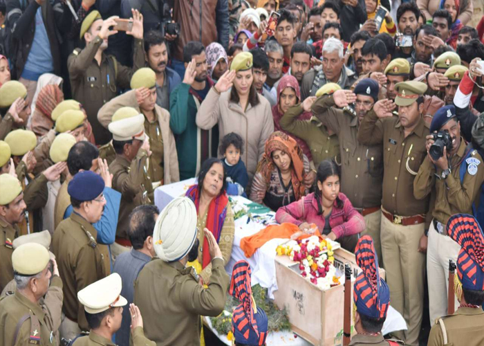 Pulwama Attack: CRPF के शहीदों को देश ने किया सलाम, लिखा हम नहीं भूलेंगे-हम नहीं माफ करेंगे, देखें तस्वीरें Pulwama Attack: CRPF के शहीदों को देश ने किया सलाम, लिखा हम नहीं भूलेंगे-हम नहीं माफ करेंगे, देखें तस्वीरें