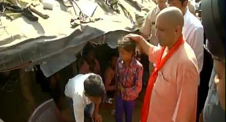 गोरखपुर: CM योगी ने वनटांगिया बस्ती में सेलिब्रेट की दिवाली, बच्चों को दिया गिफ्ट गोरखपुर: CM योगी ने वनटांगिया बस्ती में सेलिब्रेट की दिवाली, बच्चों को दिया गिफ्ट