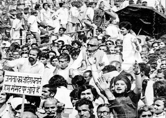 देश के इतिहास का काला अध्याय 'इमरजेंसी', आज 45 साल बाद देखें कुछ अनदेखी तस्वीरें... देश के इतिहास का काला अध्याय 'इमरजेंसी', आज 45 साल बाद देखें कुछ अनदेखी तस्वीरें...