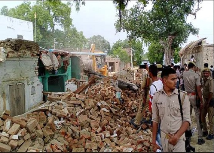 मोस्ट वांटेड विकास दुबे का घर पुलिस ने ऐसे किया तहस-नहस, देखें Photos मोस्ट वांटेड विकास दुबे का घर पुलिस ने ऐसे किया तहस-नहस, देखें Photos