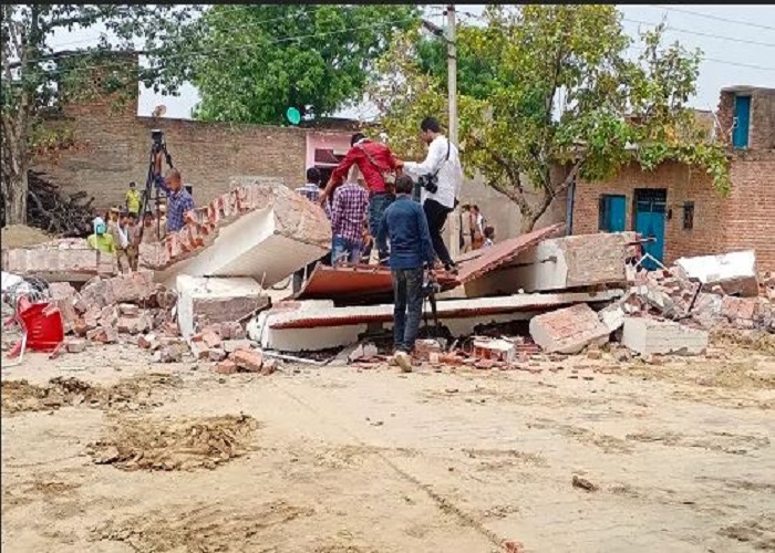 मोस्ट वांटेड विकास दुबे का घर पुलिस ने ऐसे किया तहस-नहस, देखें Photos मोस्ट वांटेड विकास दुबे का घर पुलिस ने ऐसे किया तहस-नहस, देखें Photos