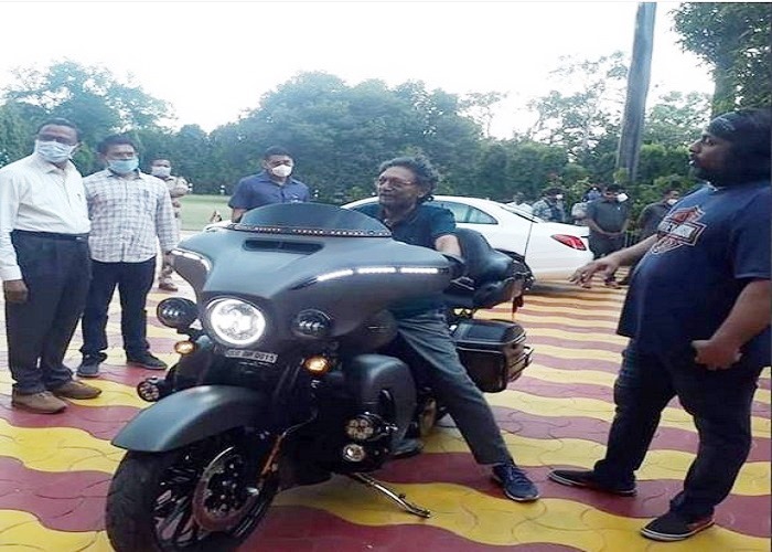 हार्ले डेविडसन Bike देख खुद को रोक नहीं पाए CJI बोबडे, देखें कितनी आकर्षक दिखती है ये Bike... हार्ले डेविडसन Bike देख खुद को रोक नहीं पाए CJI बोबडे, देखें कितनी आकर्षक दिखती है ये Bike...