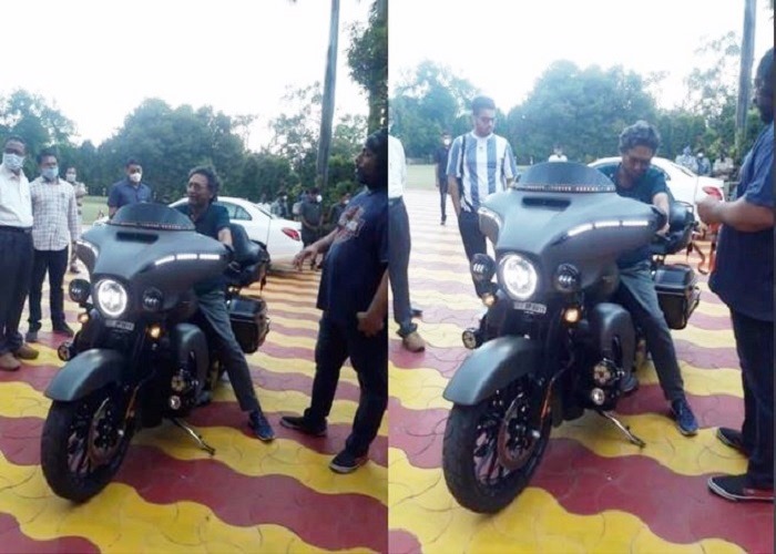 हार्ले डेविडसन Bike देख खुद को रोक नहीं पाए CJI बोबडे, देखें कितनी आकर्षक दिखती है ये Bike... हार्ले डेविडसन Bike देख खुद को रोक नहीं पाए CJI बोबडे, देखें कितनी आकर्षक दिखती है ये Bike...