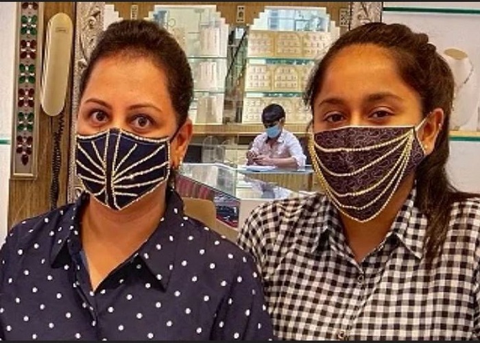 कोरोना काल में भी न छूटे हीरे का मोह, देखिए हीरों से सजे ये लाखों के मास्क... कोरोना काल में भी न छूटे हीरे का मोह, देखिए हीरों से सजे ये लाखों के मास्क...