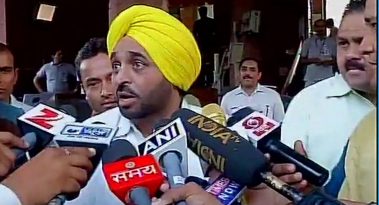 भगवंत मान के पार्लियामेंट वीडियो पर बवाल बढ़ा, स्पीकर ने किया तलब भगवंत मान के पार्लियामेंट वीडियो पर बवाल बढ़ा, स्पीकर ने किया तलब