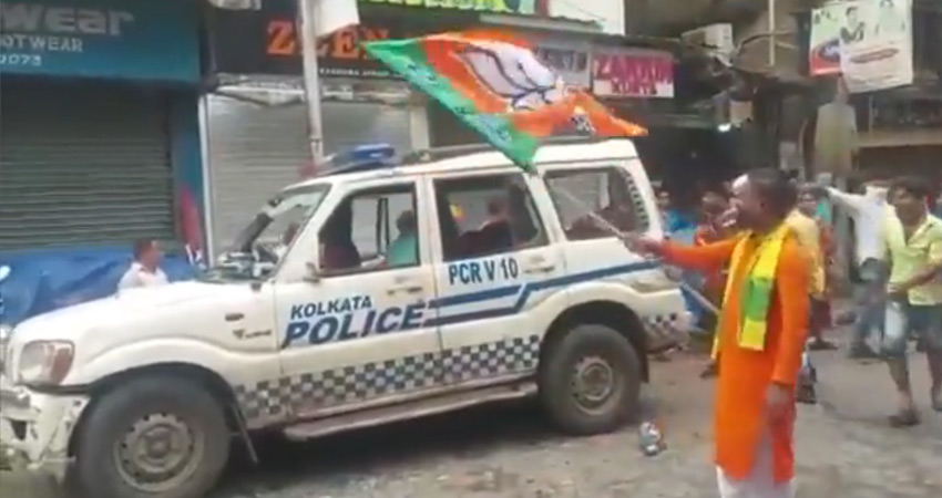 बंगाल में विरोध मार्च के दौरान पुलिस से भिड़े BJP कार्यकर्ता, कई घायल, सियासत गर्म बंगाल में विरोध मार्च के दौरान पुलिस से भिड़े BJP कार्यकर्ता, कई घायल, सियासत गर्म