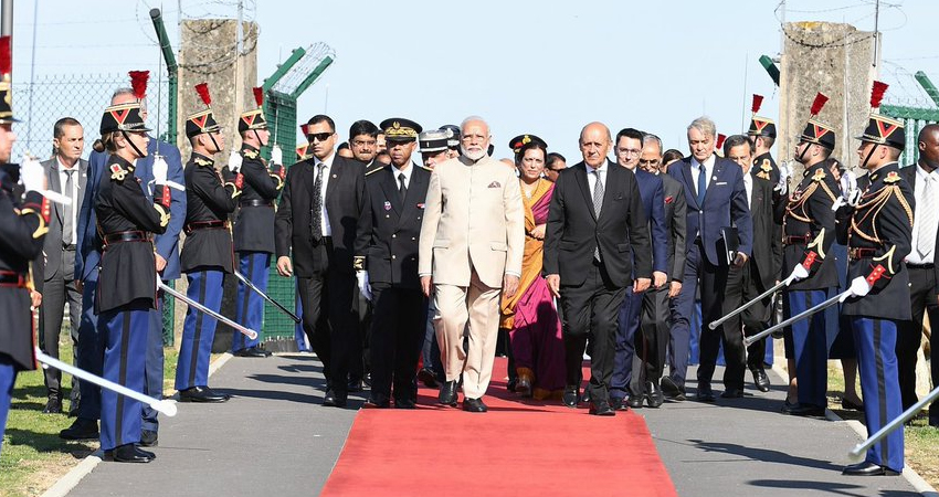 दो दिन की यात्रा पर फ्रांस पहुंचे पीएम मोदी, पेरिस में तिरंगे के साथ हुआ जोरदार स्वागत दो दिन की यात्रा पर फ्रांस पहुंचे पीएम मोदी, पेरिस में तिरंगे के साथ हुआ जोरदार स्वागत