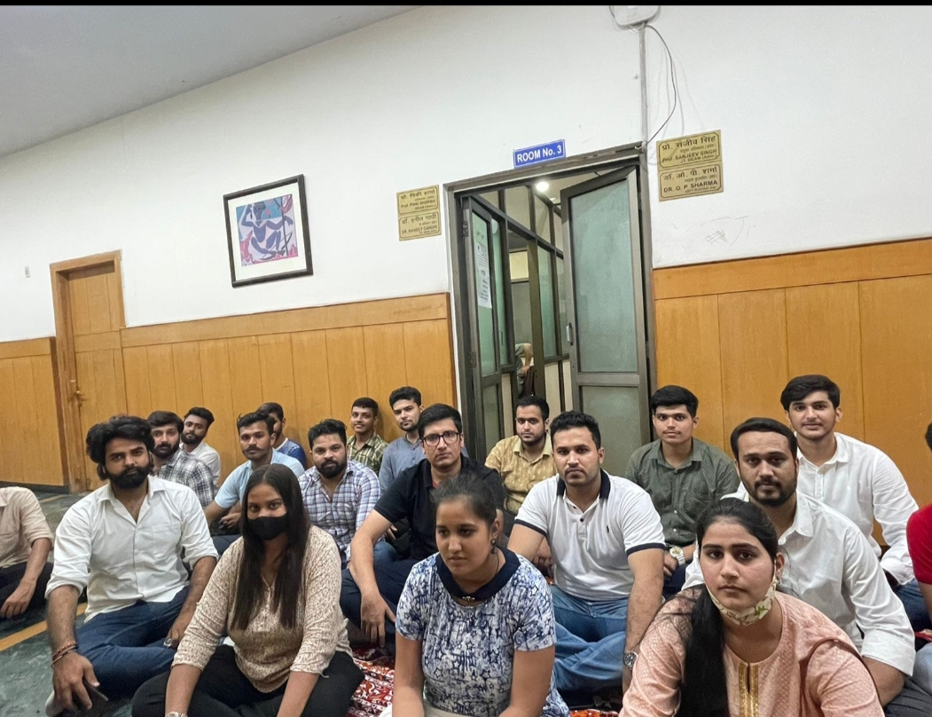 भेदभाव नामांकन प्रक्रिया के विरोध में रात 12 बजे तक जारी रहा एबीवीपी का धरना भेदभाव नामांकन प्रक्रिया के विरोध में रात 12 बजे तक जारी रहा एबीवीपी का धरना