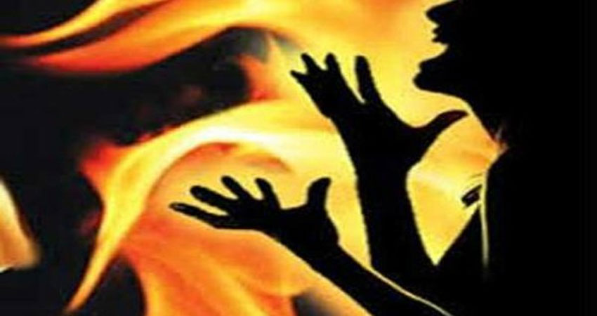 महिला सशक्तीकरण कार्यक्रम में गई पत्नी को जिंदा जलाया महिला सशक्तीकरण कार्यक्रम में गई पत्नी को जिंदा जलाया