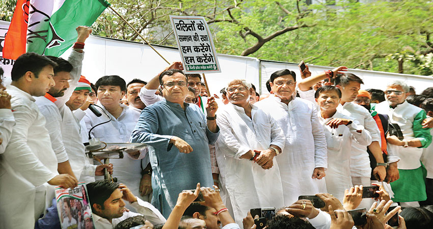 दलितों पर हो रहे अत्याचार के खिलाफ प्रदर्शन दलितों पर हो रहे अत्याचार के खिलाफ प्रदर्शन