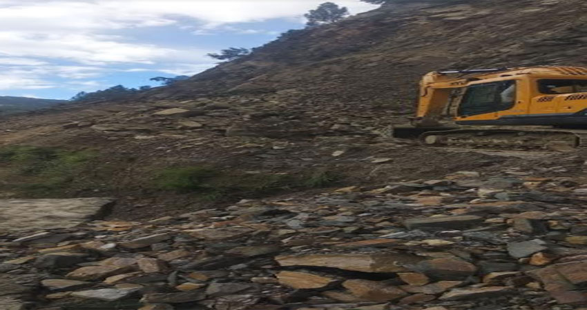 केदारनाथ राजमार्ग पर वाहनों की आवाजाही दो दिन से ठप केदारनाथ राजमार्ग पर वाहनों की आवाजाही दो दिन से ठप