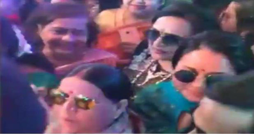 बेटे के संगीत में काला चश्मा पहन ''टुकुर-टुकुर'' गाने पर थिरकीं राबड़ी, देखें VIDEO बेटे के संगीत में काला चश्मा पहन ''टुकुर-टुकुर'' गाने पर थिरकीं राबड़ी, देखें VIDEO