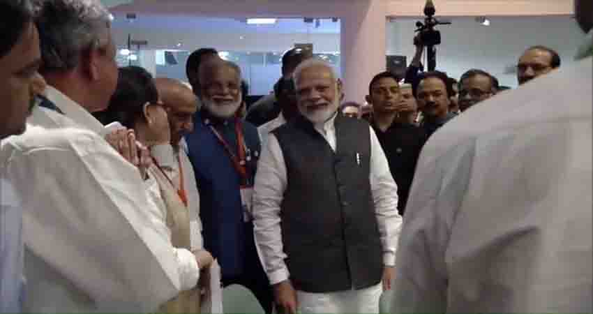 #Chandrayaan2: पीएम मोदी ने की ISRO के वैज्ञानिकों की तारीफ, कहा- देश के वैज्ञानिकों पर है गर्व #Chandrayaan2: पीएम मोदी ने की ISRO के वैज्ञानिकों की तारीफ, कहा- देश के वैज्ञानिकों पर है गर्व