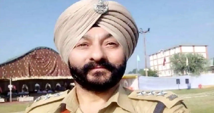 जम्मू के गिरफ्तार DSP देवेंद्र सिंह के रिश्तेदारों पर छापा जम्मू के गिरफ्तार DSP देवेंद्र सिंह के रिश्तेदारों पर छापा