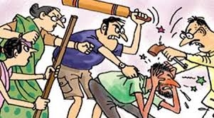 पब्लिक के हत्थे चढ़ गए बदमाश, फिर जमकर चले लात और घूंसे पब्लिक के हत्थे चढ़ गए बदमाश, फिर जमकर चले लात और घूंसे