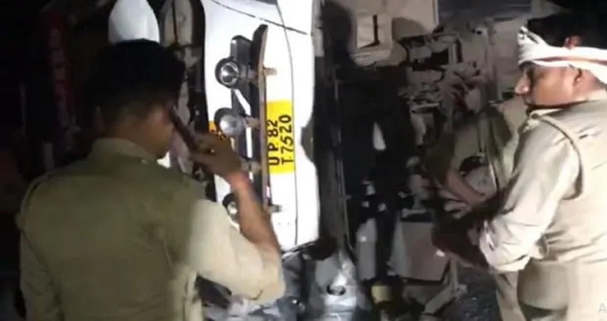 दिल्ली से बिहार जा रही बस आगरा लखनऊ एक्सप्रेस वे पर दुर्घटनाग्रस्त दिल्ली से बिहार जा रही बस आगरा लखनऊ एक्सप्रेस वे पर दुर्घटनाग्रस्त