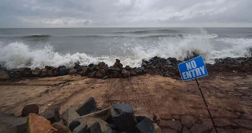 Cyclone Yaas Live: धामरा बंदरगाह पहुंचा चक्रवात, समुद्र का पानी गांवों में घुसा Cyclone Yaas Live: धामरा बंदरगाह पहुंचा चक्रवात, समुद्र का पानी गांवों में घुसा