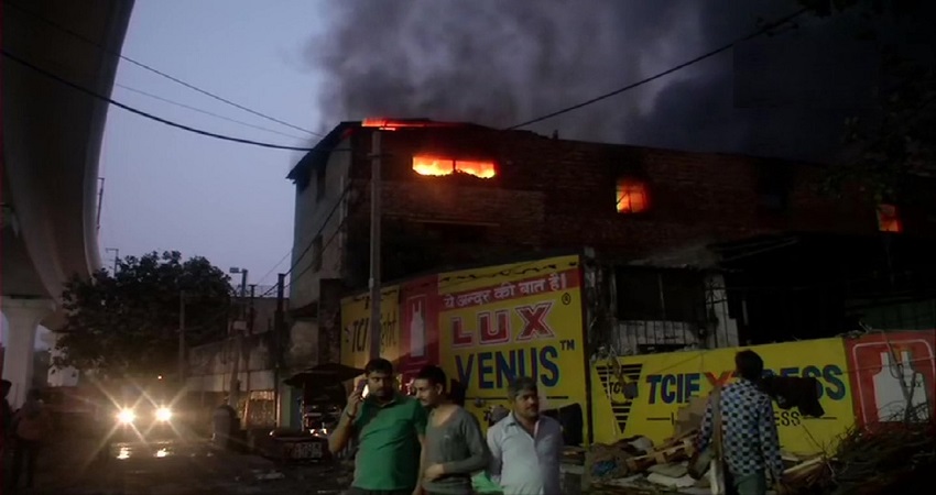 दिल्ली: प्रताप नगर में फैक्ट्री में लगी भीषण आग, 40 मजदूर थे अंदर दिल्ली: प्रताप नगर में फैक्ट्री में लगी भीषण आग, 40 मजदूर थे अंदर