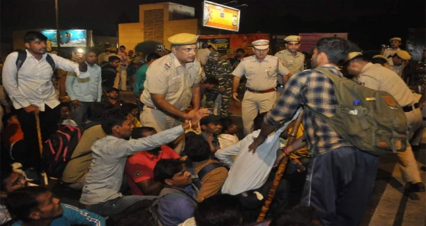 मंडी हाउस पर फिर डटे दिव्यांग, पक्का आश्वासन ना मिलने तक जारी रहेगा धरना मंडी हाउस पर फिर डटे दिव्यांग, पक्का आश्वासन ना मिलने तक जारी रहेगा धरना