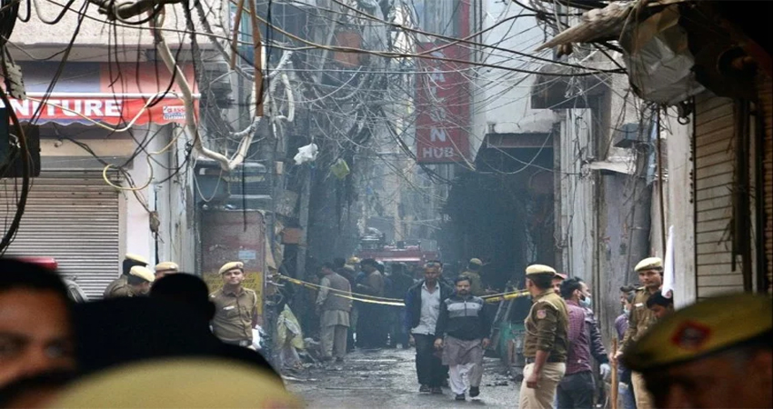 43 मौतों के बाद जागा निगम, 4000 अवैध फैक्ट्रियों को नोटिस जारी 43 मौतों के बाद जागा निगम, 4000 अवैध फैक्ट्रियों को नोटिस जारी
