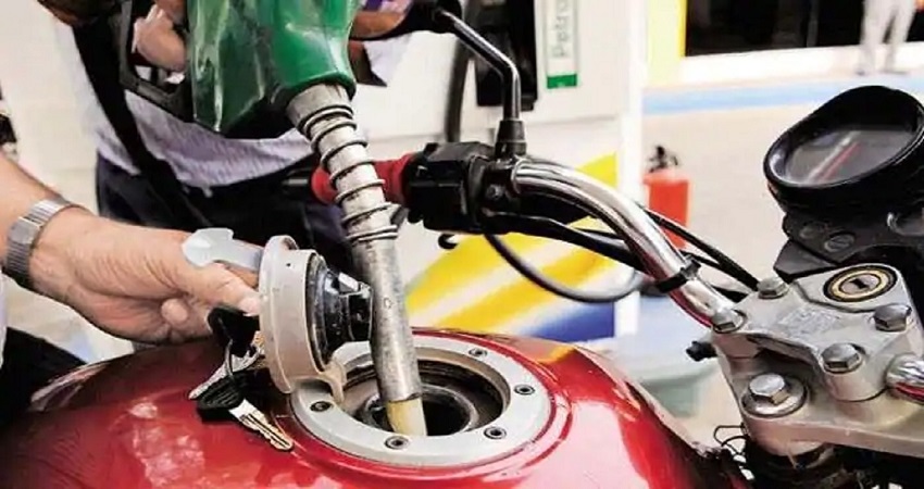 Petrol Diesel Price: तेल के बढ़ते दामों के बीच आज कुछ राहत, जानें क्या है कीमत Petrol Diesel Price: तेल के बढ़ते दामों के बीच आज कुछ राहत, जानें क्या है कीमत