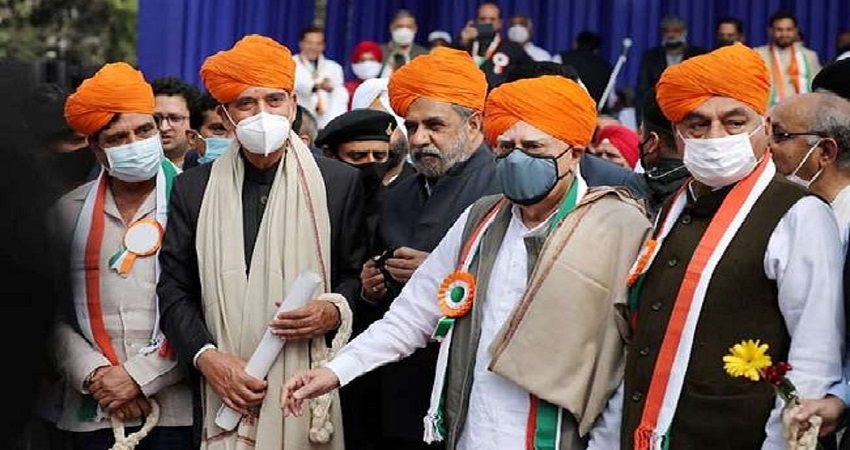 गांधी परिवार के खिलाफ कांग्रेस के दिग्गज, भगवा साफा में नजर आए G-23 के असंतुष्ट नेता गांधी परिवार के खिलाफ कांग्रेस के दिग्गज, भगवा साफा में नजर आए G-23 के असंतुष्ट नेता