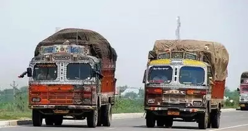 कश्मीर से दिल्ली पहुंचे एक ही नंबर प्लेट के दो ट्रक कश्मीर से दिल्ली पहुंचे एक ही नंबर प्लेट के दो ट्रक