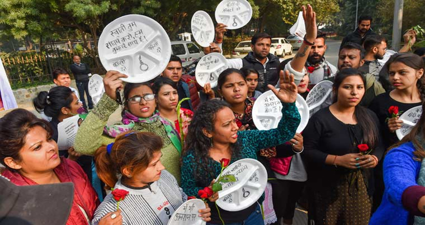 मालीवाल के समर्थन में उतरे छात्र, स्मृति ईरानी के घर के बाहर किया प्रदर्शन मालीवाल के समर्थन में उतरे छात्र, स्मृति ईरानी के घर के बाहर किया प्रदर्शन
