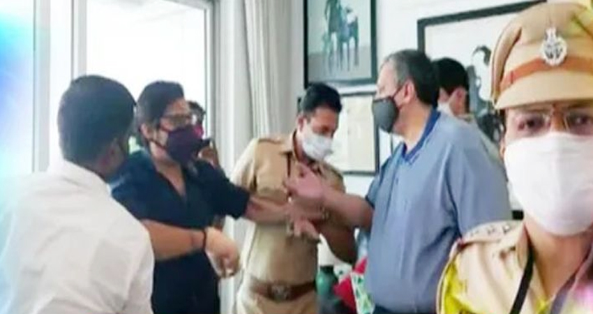 मुंबई पुलिस ने अर्णब गोस्वामी को लिया हिरासत में, घर पर मारपीट का आरोप मुंबई पुलिस ने अर्णब गोस्वामी को लिया हिरासत में, घर पर मारपीट का आरोप