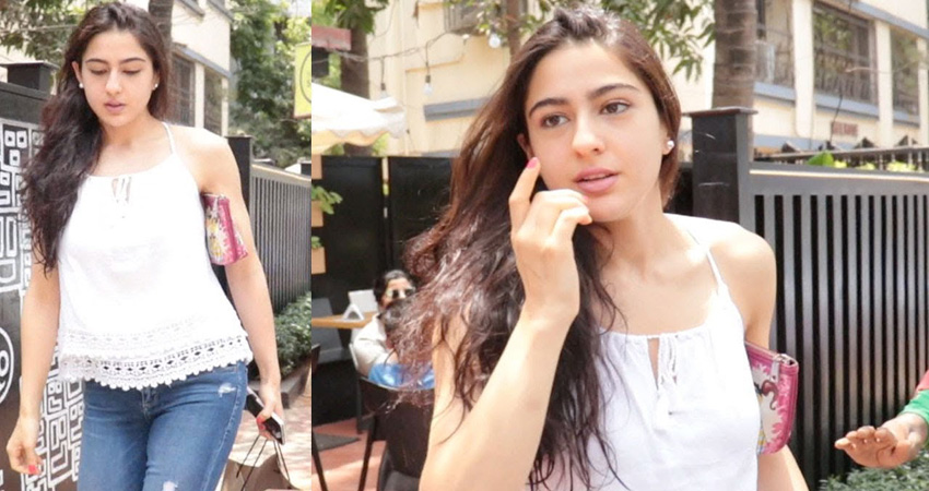 Video: मेकअप के बिना कुछ ऐसी दिखती हैं सारा अली खान, मीडिया को देख जोड़े हाथ Video: मेकअप के बिना कुछ ऐसी दिखती हैं सारा अली खान, मीडिया को देख जोड़े हाथ