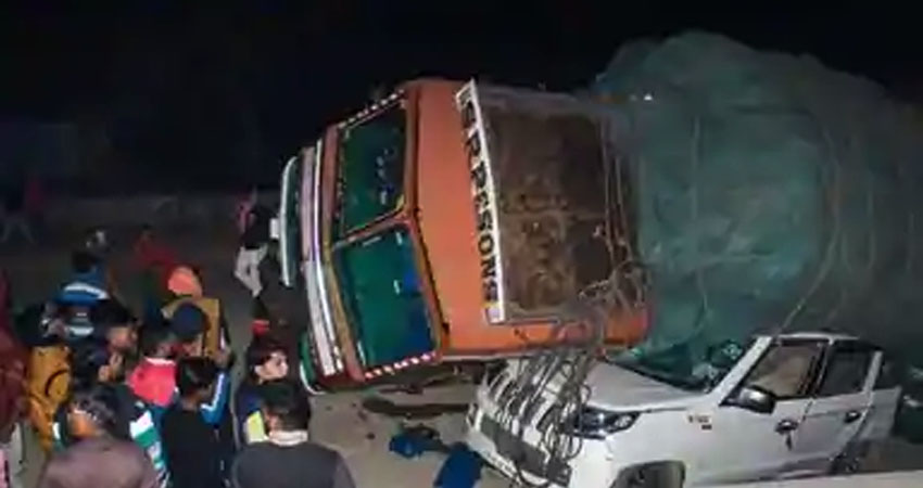 MP: नरसिंहपुर में ट्रक पलटने से 5 मजदूरों की मौत, 11 घायल MP: नरसिंहपुर में ट्रक पलटने से 5 मजदूरों की मौत, 11 घायल