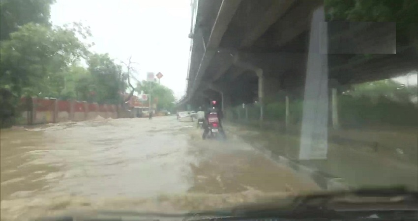 दिल्ली में भारी बारिश के चलते कई इलाकों में सड़कें जलमग्न, राहगीरों को हो रही परेशानी दिल्ली में भारी बारिश के चलते कई इलाकों में सड़कें जलमग्न, राहगीरों को हो रही परेशानी