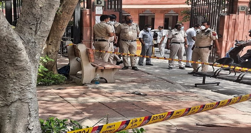 सुप्रीम कोर्ट के बाहर खुद को आग लगाने वाली रेप पीड़िता ने भी तोड़ा दम सुप्रीम कोर्ट के बाहर खुद को आग लगाने वाली रेप पीड़िता ने भी तोड़ा दम