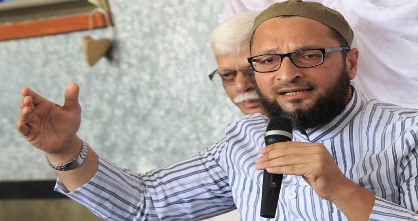 तीन तलाक पर बोले ओवैसी तो एक शख्स ने फेंका जूता तीन तलाक पर बोले ओवैसी तो एक शख्स ने फेंका जूता