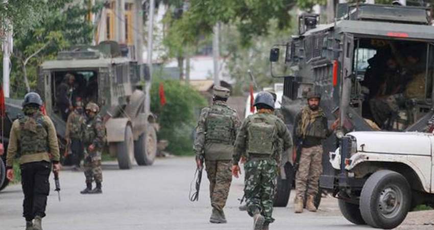 J-K: पुलवामा में दो आतंकियों ने किया सरेंडर, एक घायल को भेजा गया अस्पताल J-K: पुलवामा में दो आतंकियों ने किया सरेंडर, एक घायल को भेजा गया अस्पताल