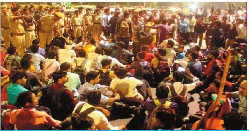 देर रात तक मंडी हाउस पर डटे रहे दिव्यांग, नौकरी की मांग को लेकर लगाया जाम देर रात तक मंडी हाउस पर डटे रहे दिव्यांग, नौकरी की मांग को लेकर लगाया जाम