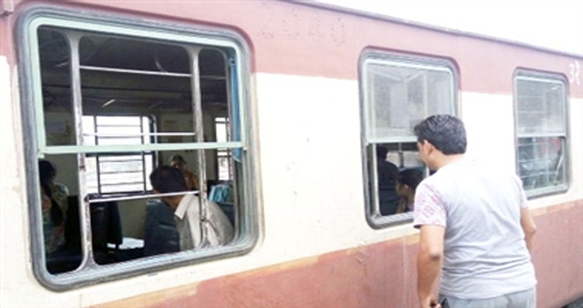 रेलवे की बड़ी लापरवाही, ठंड में टूटे शीशे और फटी सीट पर बैठकर यात्रा करने को मजबूर यात्री रेलवे की बड़ी लापरवाही, ठंड में टूटे शीशे और फटी सीट पर बैठकर यात्रा करने को मजबूर यात्री