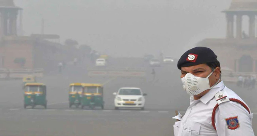 Delhi Pollution: ट्रैफिक कर्मियों ने कहा, अच्छी क्वॉलिटी के नहीं हैं मास्क Delhi Pollution: ट्रैफिक कर्मियों ने कहा, अच्छी क्वॉलिटी के नहीं हैं मास्क