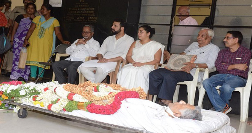 गिरीश कर्नाड के अंतिम संस्कार में नहीं पहुंचा कोई बॉलीवुड सेलेब्रिटी गिरीश कर्नाड के अंतिम संस्कार में नहीं पहुंचा कोई बॉलीवुड सेलेब्रिटी