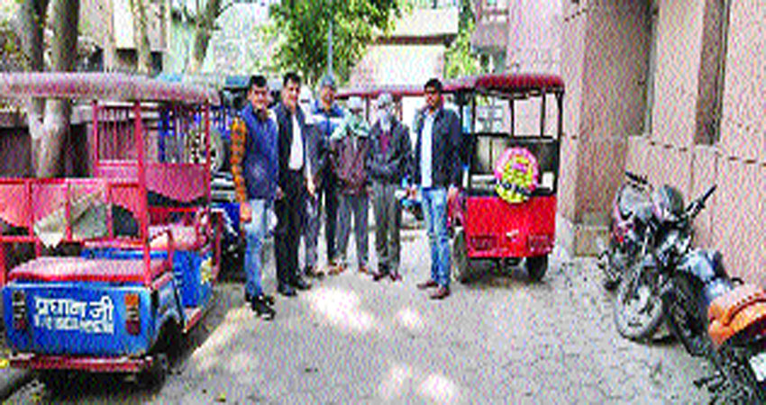 स्पेशल स्टॉफ के हाथ लगे शातिर लूटेरे, चालक को नशीली पर्दार्थ पिलाकर उड़ा ले जाते थे ई-रिक्शा स्पेशल स्टॉफ के हाथ लगे शातिर लूटेरे, चालक को नशीली पर्दार्थ पिलाकर उड़ा ले जाते थे ई-रिक्शा