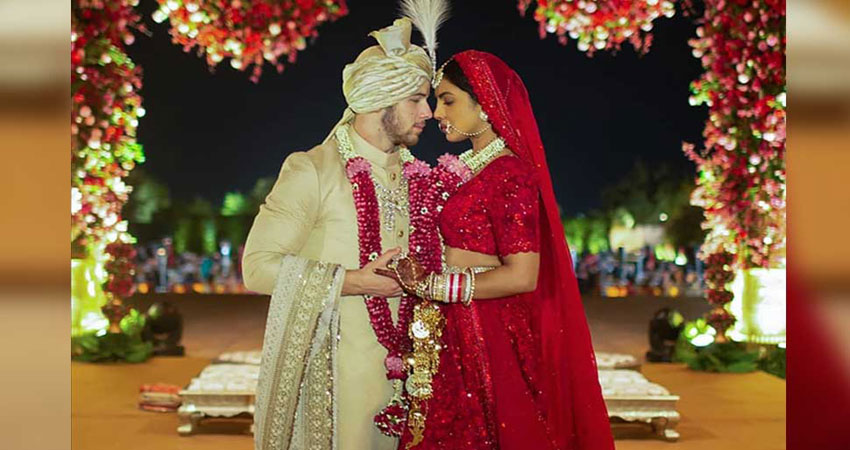 प्रियंका की शादी का जोड़ा है बेहद खास, 110 कारीगरों ने बनाया और... प्रियंका की शादी का जोड़ा है बेहद खास, 110 कारीगरों ने बनाया और...