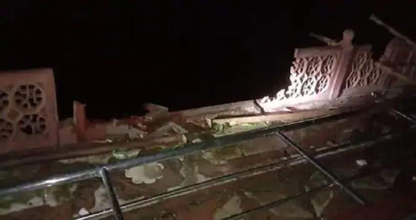 आगरा में आंधी ने मचाई भारी तबाही, ताजमहल को भी पहुंचा नुकसान आगरा में आंधी ने मचाई भारी तबाही, ताजमहल को भी पहुंचा नुकसान