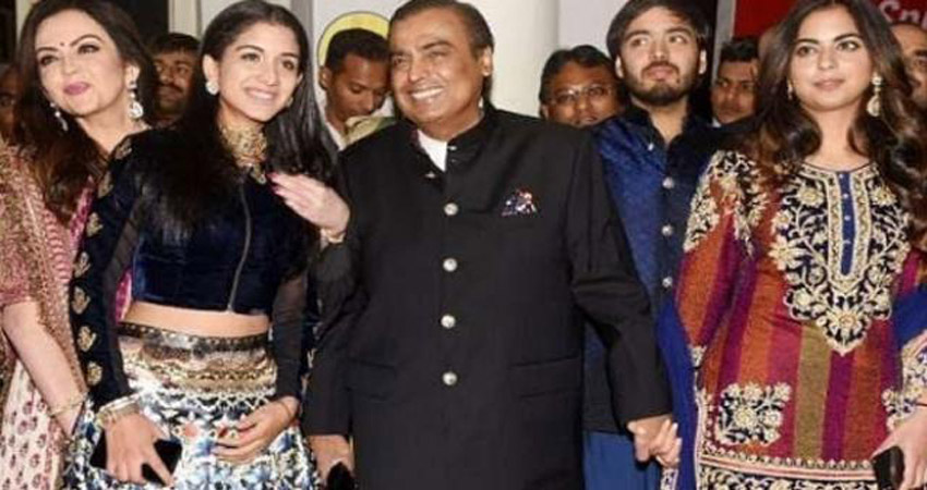 अंबानी से लेकर मेकअप मैन तक सभी प्रियंका-निक की संगीत में हुए शामिल अंबानी से लेकर मेकअप मैन तक सभी प्रियंका-निक की संगीत में हुए शामिल