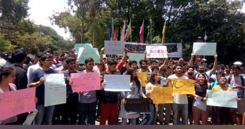 CA के शिक्षकों व छात्रों ने खत्म किया प्रदर्शन, मांगों की सुनवाई के लिए बनेगी समिति CA के शिक्षकों व छात्रों ने खत्म किया प्रदर्शन, मांगों की सुनवाई के लिए बनेगी समिति