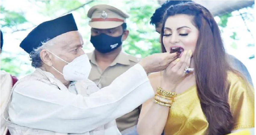 PICS: उर्वशी रौतेला को मिला ''स्त्री शक्ति राष्ट्रीय पुरस्कार'', राज्यपाल ने खिलाया केक PICS: उर्वशी रौतेला को मिला ''स्त्री शक्ति राष्ट्रीय पुरस्कार'', राज्यपाल ने खिलाया केक