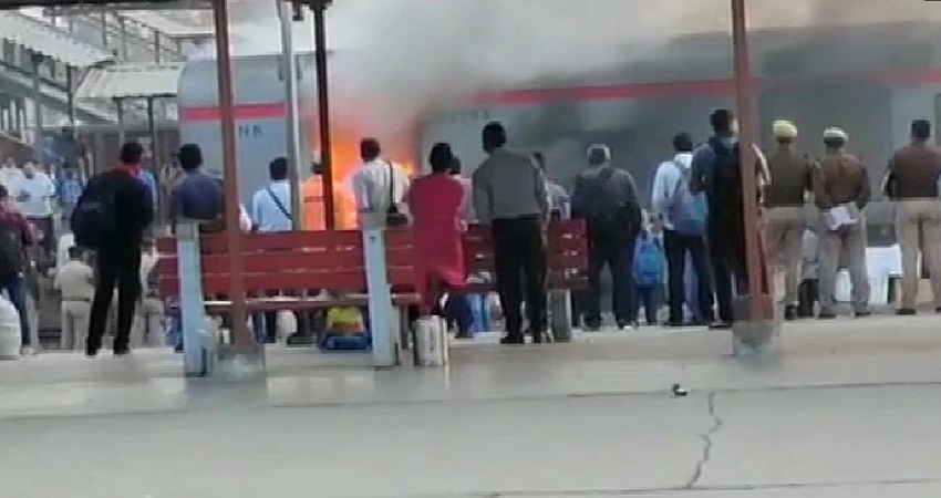 दिल्ली-लखनऊ शताब्दी एक्सप्रेस में लगी आग, कोई यात्री हताहत नहीं दिल्ली-लखनऊ शताब्दी एक्सप्रेस में लगी आग, कोई यात्री हताहत नहीं