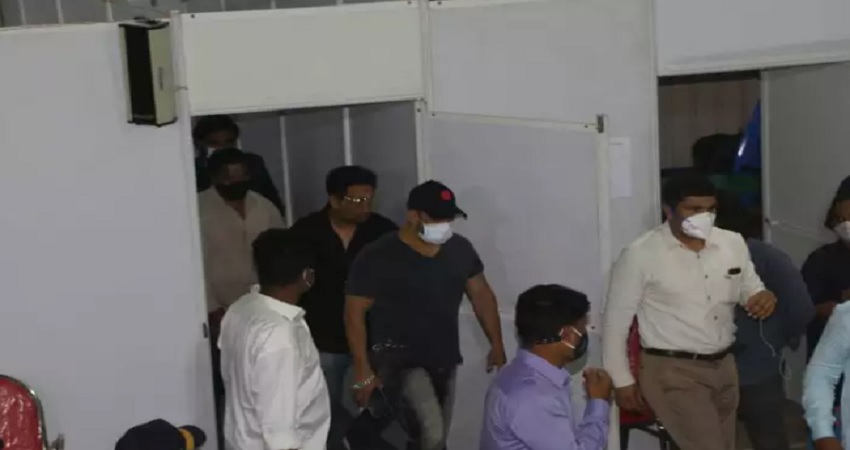 सलमान खान ने ईद पर ली कोरोना वैक्सीन की दूसरी डोज, लड़कियां चिल्लाईं- सल्लू...सल्लू लव यू सलमान खान ने ईद पर ली कोरोना वैक्सीन की दूसरी डोज, लड़कियां चिल्लाईं- सल्लू...सल्लू लव यू